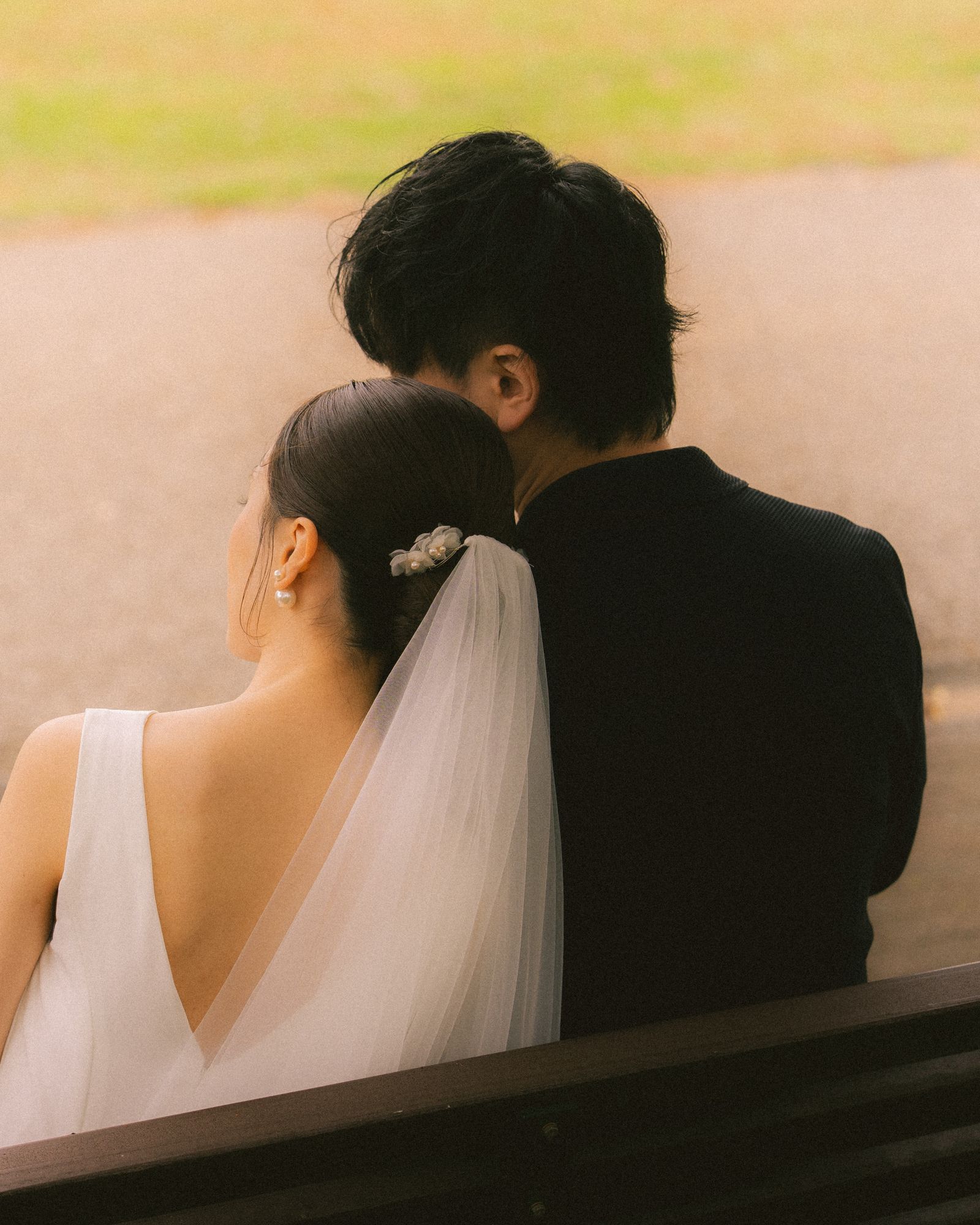 ベンチに寄り添うふたりの後ろ姿｜映画のような前撮り Emmett Wedding