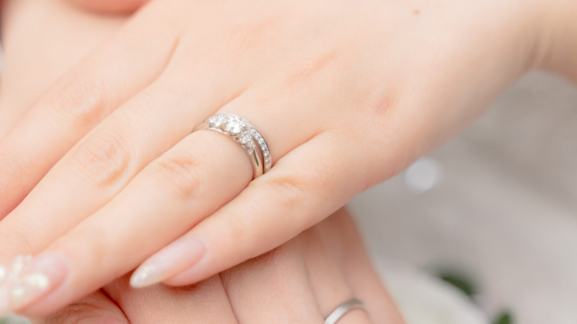 結婚指輪を重ねたふたりの手元とブーケ｜東三河・愛知のロケーション前撮り Emmett Wedding