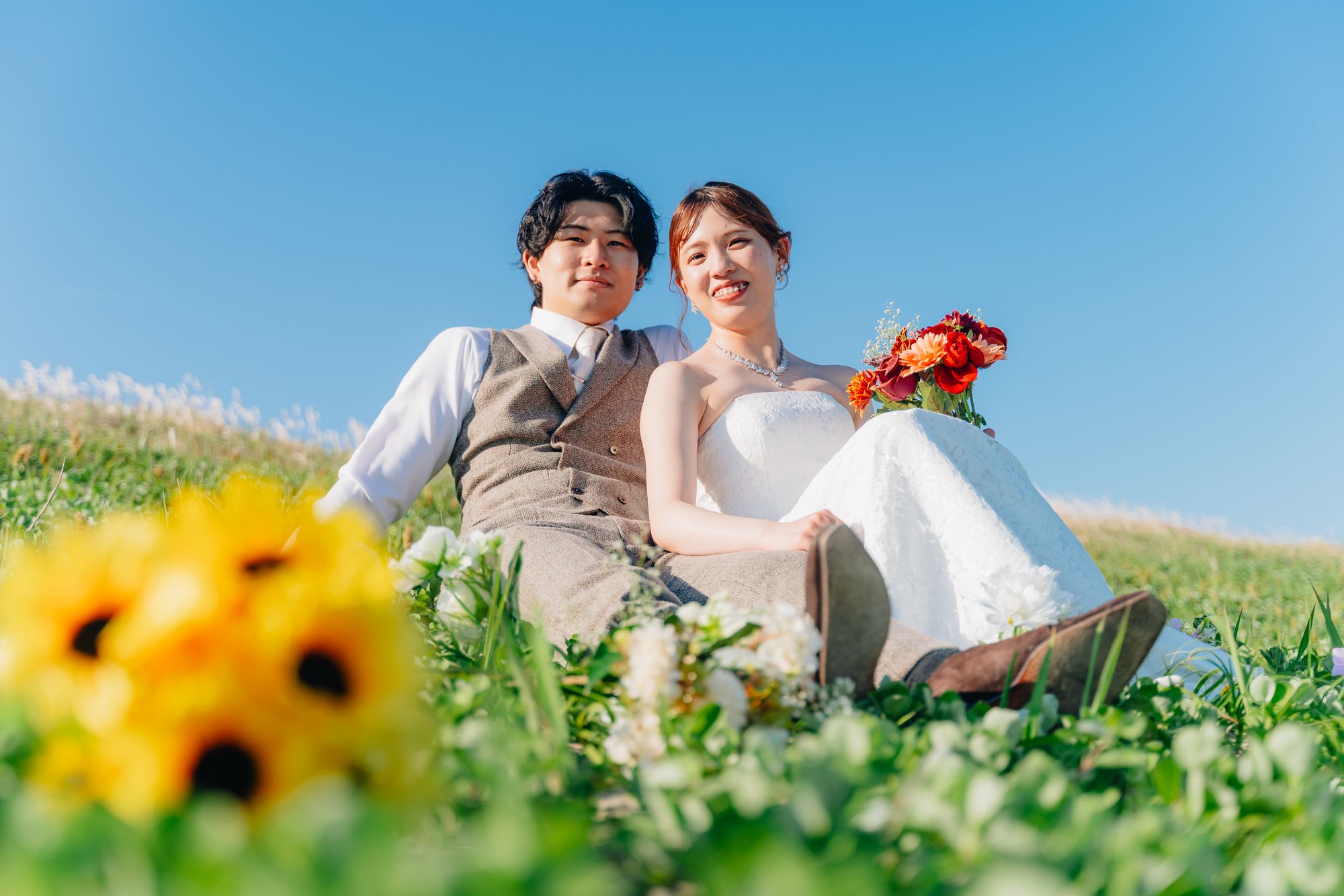 青空の丘でのナチュラルな前撮り作例｜愛知・東三河
